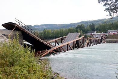 Norvegia, crolla ponte: due veicoli precipitati nel fiume