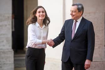 ROME, ITALY - MAY 18: Italian Prime Minister Mario Draghi (R) and Finnish Prime Minister Sanna Marin shake hands before their meeting at Palazzo Chigi on May 18, 2022 in Rome, Italy. (Photo by Antonio Masiello/Getty Images)