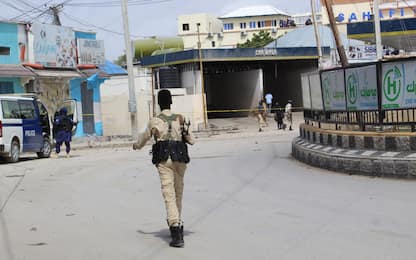 Somalia, Al-Shabaab attacca hotel a Mogadiscio: almeno 20 morti