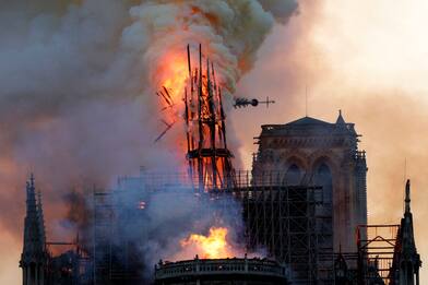 Il tetto di Notre Dame viene riparato grazie a tecniche di secoli fa