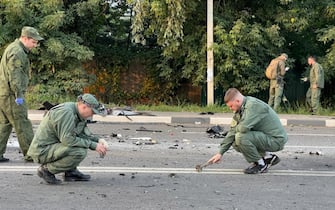 epa10131572 A handout photo made available on 21 August 2022 by the Russian Investigative Committee shows investigators working at the scene of a car explosion on Mozhaisk highway near the village of Bolshiye Vyazemi in the Odintsovo urban district in Moscow region, Russia. In the evening of 20 August a Toyota Land Cruiser car blew up when the car was moving at full speed on a highway, and then burned. The driver, journalist and political scientist Darya Dugina, the daughter of the philosopher Alexander Dugin, died on the spot. According to Russian Investigative Committee, an explosive device was allegedly installed in the car.  EPA/RUSSIAN INVESTIGATIVE COMMITTEE HANDOUT MANDATORY CREDIT/BEST QUALITY AVAILABLE HANDOUT EDITORIAL USE ONLY/NO SALES