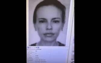 Frame da video ++ Gli 007 russi diffondono un video della 'killer' di Dugina ++ 
Tass: 'Ripresa anche mentre entra nel condominio della vittima'
FOnte twitter