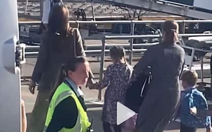 Kate Middleton su un volo di linea con i figli: il video su Tik Tok