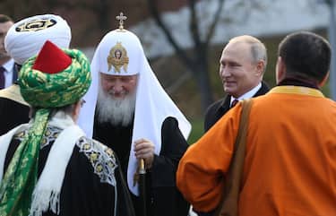 MOSCOW, RUSSIA - NOVEMBER,4 (RUSSIA OUT) Russian President Vladimir Putin (R) and Russian Orthodox Patriarch Kirill (L) attend the flower laying ceremony  to the monument of Kuzma Minin and Dmitry Pozharsky, the leaders of struggle against foreign invasion in 1612, at Red Square in Moscow, Russia, November,4,2018. Putin's Aurus Senat limousine is seen at backgorund. Putin wants to discuss U.S. plans to exit Intermediate-Range Nuclear Forces (INF) arms treaty with Donald Trump when the two meets in Paris planned on November,11, Kremlin said on Moday. (Photo by Mikhail Svetlov/Getty Image