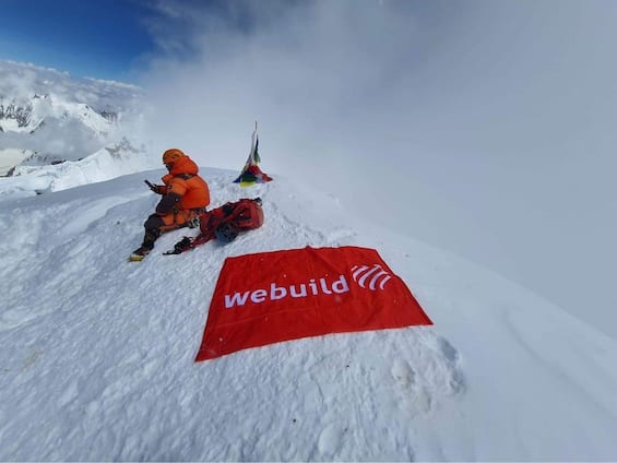An Italian on the summit of Broad Peak between China and Pakistan to protect the environment