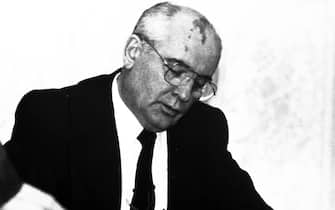 il 26 dicembre 1991 il leader dell' Unione Sopvietica Mikhail Gorbaciov mentre firma le dimissioni.   ARCHIVIO / ANSA / PAL