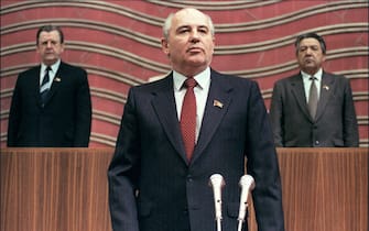 The first Soviet President Mikhail Gorbachev poses solemnly as he takes the oath at the Congress of Deputies, here 15 March 1990 in Moscow.  / AFP / AFP FILES / V.ARMAND (Photo credit should read V.ARMAND / AFP via Getty Images)