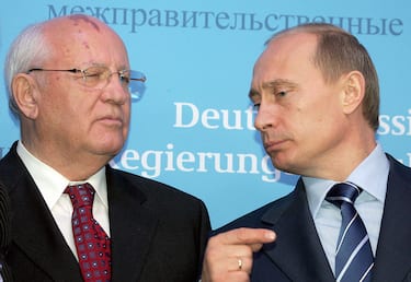 SCHLESWIG, GERMANY:  Russian President Vladimir Putin (R) talks to former Soviet President Mikhail Gorbachev (L) prior to a joint press conference of German Chancellor Gerhard Schroeder and Putin at Gottorf castle in Schleswig, 21 December 2004. Lucrative energy deals, the sell-off of stricken oil group Yukos and a fresh initiative for Chechnya were to top the agenda of a second day of talks Tuesday between Russian President Vladimir Putin and German Chancellor Gerhard Schroeder.  AFP PHOTO/ ALEXANDER NEMENOV.  (Photo credit should read ALEXANDER NEMENOV/AFP via Getty Images)