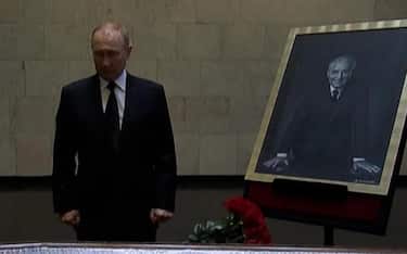 Il frame mostra il presidente russo Vladimr Putin mentre rende omaggio alla salma di Mikhail Gorbaciov in una camera ardente allestita presso la Clinica ospedaliera centrale a Mosca, dove l'ultimo leader sovietico Ë morto martedÏ sera, Mosca, 1 Settembre 2022. ANSA/AFP
