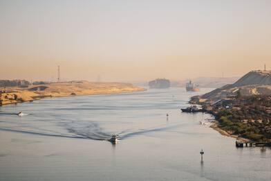 Petroliera rimane incagliata nel Canale di Suez, bloccato per 20 min