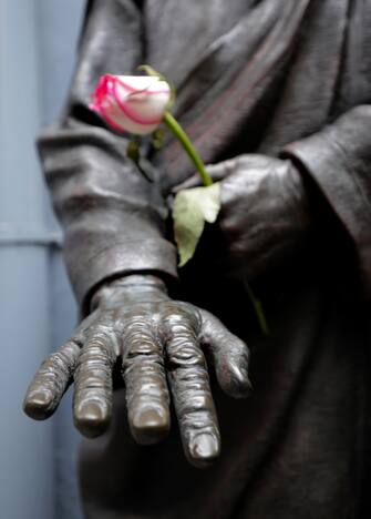 epa10160674 A statue of Mother Teresa decorated with a rose at Mother House on Mother Teresa's 25th death anniversary in Kolkata, India 05 September 2022. Mother Teresa who died on 05 September 1997, at the age of 87, was popularly known as the 'Saint of the Gutter 'for her extraordinary love and dedication to poor, homeless and diseased people.  She won the Nobel Peace Prize in 1979. Mother Teresa was canonized as a saint by Pope Francis in 2016. EPA / PIYAL ADHIKARY