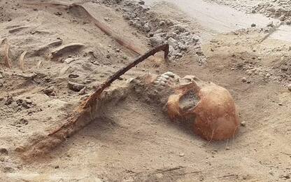 Polonia, ritrovato scheletro di donna “vampiro” con falce alla gola