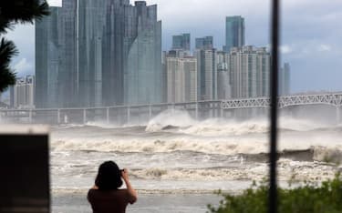 (220906) -- SEOUL, Sept. 6, 2022 (Xinhua) -- A citizen takes photos of waves in Busan, South Korea, Sept. 6, 2022.
  Two people were found dead and 10 others went missing in South Korea after Typhoon Hinnamnor passed by, the country's central disaster and safety countermeasures headquarters said Tuesday. (NEWSIS via Xinhua) - NEWSIS -//CHINENOUVELLE_XxjpbeE007384_20220906_PEPFN0A001/2209061712/Credit:CHINE NOUVELLE/SIPA/2209061723