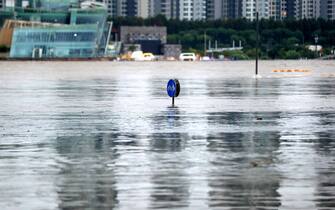 (220906) -- SEOUL, Sept. 6, 2022 (Xinhua) -- Photo taken on Sept. 6, 2022 shows a flooded road sign along the Hangang River in Seoul, South Korea.
  Two people were found dead and 10 others went missing in South Korea after Typhoon Hinnamnor passed by, the country's central disaster and safety countermeasures headquarters said Tuesday. (NEWSIS via Xinhua) - NEWSIS -//CHINENOUVELLE_XxjpbeE007388_20220906_PEPFN0A001/2209061712/Credit:CHINE NOUVELLE/SIPA/2209061723