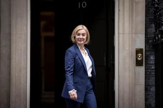 epa10166755 Britain's Prime Minister Liz Truss departs her official residence at 10 Downing Street to appear at her first Prime Minister's Questions at Parliament in London, Britain, 07 September 2022.  Truss will face questions in the Houses of Parliament for the first time since becoming Britain's Prime Minister on 06 September.  EPA/TOLGA AKMEN