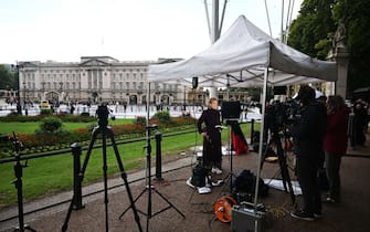 LONDON, ENGLAND - SEPTEMBER 08: Television crews and media seen outside Buckingham Palace on September 8, 2022 in London, England.  Buckingham Palace issued a statement earlier today saying that Queen Elizabeth was placed under medical supervision in Balmoral due to concerns about her health di lei.  (Photo by Leon Neal / Getty Images)