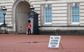 LONDON, ENGLAND - SEPTEMBER 08: A sign noting the cancellation of today's guard changing ceremony at Buckingham Palace on September 8, 2022 in London, England. Buckingham Palace issued a statement earlier today saying that Queen Elizabeth was placed under medical supervision in Balmoral due to concerns about her health. (Photo by Leon Neal/Getty Images)
