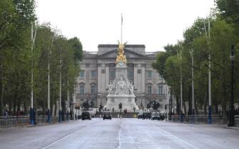 LONDON, ENGLAND - SEPTEMBER 08: A view of Buckingham Palace from The Mall on September 8, 2022 in London, England. Buckingham Palace issued a statement earlier today saying that Queen Elizabeth was placed under medical supervision in Balmoral due to concerns about her health. (Photo by Leon Neal/Getty Images)