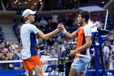 Spain's Carlos Alcaraz (R) greets Italy's Jannik Sinner at the net after winning their 2022 US Open Tennis tournament men's singles quarter-final match against  at the USTA Billie Jean King National Tennis Center in New York, on early September 8, 2022. (Photo by Corey Sipkin / AFP) (Photo by COREY SIPKIN/AFP via Getty Images)