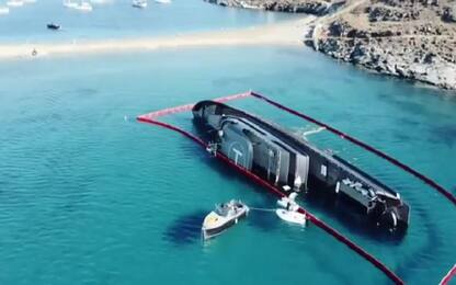 Il mega yacht "007" affondato davanti ad una spiaggia in Grecia