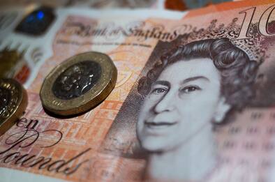 Regina Elisabetta, cambierà il marchio reale di monete e francobolli