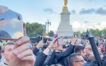 La folla a Buckingham Palace canta l'inno God Save the Queen