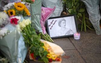 Flowers and tributes are pictured outside of Buckingham Palace in London on September 9, 2022, a day after Queen Elizabeth II died at the age of 96. - Queen Elizabeth II, the longest-serving monarch in British history and an icon instantly recognisable to billions of people around the world, died at her Scottish Highland retreat on September 8. (Photo by Daniel LEAL / AFP) (Photo by DANIEL LEAL/AFP via Getty Images)