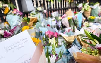 Members of the public leave flowers and tributes outside Buckingham Palace, London, following the death of Queen Elizabeth II on Thursday. Picture date: Friday September 9, 2022. Photo credit should read: Matt Crossick/Empics