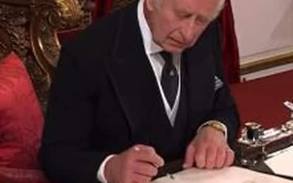 Carlo III 'contro' le penne, si sporca d'inchiostro durante la firma