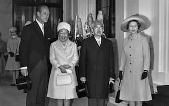 Emperor Hirohito and Empress Nagako of Japan pose with Queen Elizabeth II and Prince Philip at Buckingham Palace, at the start of a three-day visit to London, 5th October 1971. (Photo by Dennis Oulds/Central Press/Hulton Archive/Getty Images)