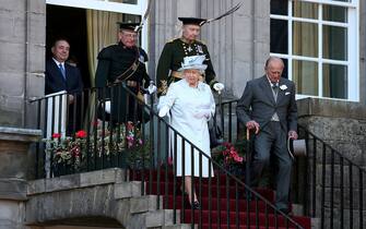 EDINBURGH, SCOTLAND - JULY 01: Queen Elizabeth II and Prince Philip, Duke of Edinburgh meet guests at a Garden Party at the Palace of Holyroodhouse on July 1, 2014 in Edinburgh, Scotland.  (Photo by Andrew Milligan - WPA Pool / Getty Images)