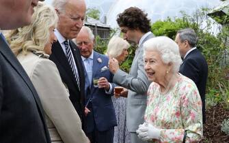 "Ci ha affascinato con la sua arguzia, ci ha commosso con la sua gentilezza e ha generosamente condiviso con noi la sua saggezza” Così Joe e Jill Biden sulla scomparsa della Regina Elisabetta II
