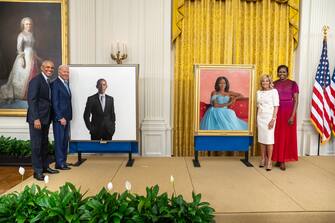 I ritratti di Barack e Michelle Obama sono stati svelati alla Casa Bianca, lui in abito scuro su sfondo bianco, mentre lei con vestito turchese, seduta sul divano