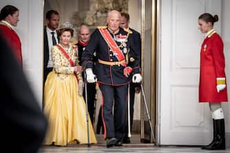 epa10179198 King Harald V (C-R) and Queen Sonja (C-L) of Norway arrive to a gala banquet at Christiansborg Palace in Copenhagen, Denmark, 11 September 2022. The banquet was held to mark the 50th anniversary of Danish Queen Margrethe II's accession to the throne.  EPA/Mads Claus Rasmussen  DENMARK OUT