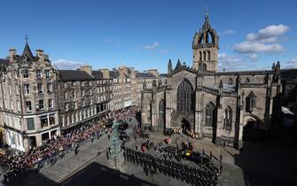 68787035 The hearse carrying the coffin of Queen Elizabeth II arrives at St Giles' Cathedral, Edinburgh for a Service of Prayer and Reflection for her life. Picture date: Monday September 12, 2022.