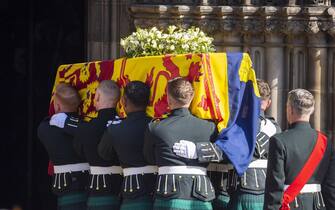 BGUK_2460118 - Edinburgh, UNITED KINGDOM  - King Charles III and Camilla, Queen Consort, are joined by other Members of the Royal Family as they attend a Service of Prayer and Reflection for the Life of The Queen at St Giles’ Cathedral, Edinburgh.

Pictured: Queen Elizabeth II's Coffin

BACKGRID UK 12 SEPTEMBER 2022 

UK: +44 208 344 2007 / uksales@backgrid.com

USA: +1 310 798 9111 / usasales@backgrid.com

*UK Clients - Pictures Containing Children
Please Pixelate Face Prior To Publication*