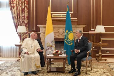 A handout picture provided by the Vatican Media shows Pope Francis is welcomed by the Kazakh President Kassym-Jomart Tokayev during a welcome ceremony upon his arrival at Nur-Sultan International Airport, Kazakhstan, 13 September 2022.
ANSA/VATICAN MEDIA HANDOUT HANDOUT EDITORIAL USE ONLY/NO SALES