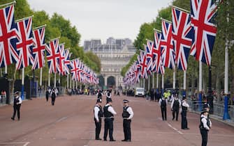 London greets Queen Elizabeth: coffin from Buckingham Palace to Westminster Hall.  PHOTO