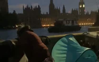 Regina Elisabetta, migliaia per l'ultimo saluto a Westminster. VIDEO