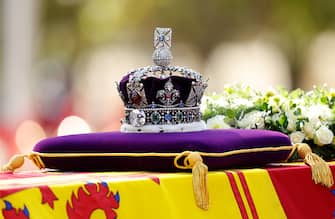 LONDON, UNITED KINGDOM - SEPTEMBER 14: (EMBARGOED FOR PUBLICATION IN UK NEWSPAPERS UNTIL 24 HOURS AFTER CREATE DATE AND TIME) Queen Elizabeth II's coffin, draped in the Royal Standard and bearing the Imperial State Crown, is transported on a gun carriage from Buckingham Palace to The Palace of Westminster ahead of her Lying-in-State on September 14, 2022 in London, United Kingdom. Queen Elizabeth II's coffin is taken in procession on a Gun Carriage of The King's Troop Royal Horse Artillery from Buckingham Palace to Westminster Hall where she will lay in state until the early morning of her funeral. Queen Elizabeth II died at Balmoral Castle in Scotland on September 8, 2022, and is succeeded by her eldest son, King Charles III. (Photo by Max Mumby/Indigo/Getty Images)
