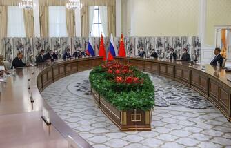 TOPSHOT - Russian President Vladimir Putin meets with China's President Xi Jinping on the sidelines of the Shanghai Cooperation Organisation (SCO) leaders' summit in Samarkand on September 15, 2022. (Photo by Alexandr Demyanchuk / SPUTNIK / AFP) (Photo by ALEXANDR DEMYANCHUK/SPUTNIK/AFP via Getty Images)