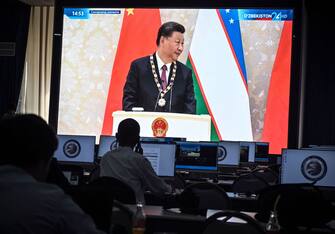 1243248412 Journalists watch the live broadcast of the arrival of China's Xi Jinping to Samarkand on September 15, 2022, in the Summit's press centre. - A regional Summit where Russian President Vladimir Putin will meet China's Xi Jinping and other Asian leaders will showcase an "alternative" to the Western world, the Kremlin said. Putin and Xi will be joined by the leaders of India, Pakistan, Turkey, Iran and several other countries for the summit of the Shanghai Cooperation Organisation (SCO) in the Uzbek city of Samarkand on 15-16 September 2022. (Photo by Alexander NEMENOV / AFP) (Photo by ALEXANDER NEMENOV/AFP via Getty Images)