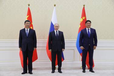 epa10185675 (L-R) Chinese President Xi Jinping, Russian President Vladimir Putin, and Mongolian President Ukhnaa Khurelsukh pose for a photo during a trilateral meeting on the sidelines of the 22nd Meeting of the Council of Heads of State of the Shanghai Cooperation Organisation (SCO), in Samarkand, Uzbekistan, 15 September 2022. The SCO is an international alliance founded in 2001 in Shanghai and composed of China, India, Kazakhstan, Kyrgyzstan, Russia, Pakistan, Tajikistan, Uzbekistan and four Observer States interested in acceding to full membership - Afghanistan, Belarus, Iran, and Mongolia. EPA/ALEXANDR DEMYANCHUK/SPUTNIK/KREMLIN POOL MANDATORY CREDIT