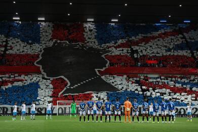 I Rangers contro la UEFA per omaggiare la regina Elisabetta. VIDEO