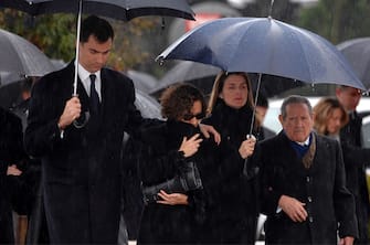 MADRID, SPAIN - FEBRUARY 08:  (L-R) Crown Prince Felipe of Spain, Letizia's mother Paloma Rocasolano, Princess Letizia of Spain and her grandfather Francisco Rocasolano attend the funeral chapel for Erika Ortiz, younger sister of Princess Letiza of Spain at La Paz Cemetery on February 08, 2007 in Madrid, Spain.  (Photo by Carlos Alvarez/Getty Images)