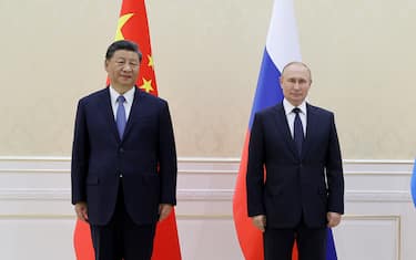SAMARKAND, UZBEKISTAN - SEPTEMBER 15, 2022: China's President Xi Jinping, Russia's President Vladimir Putin and Mongolia's President Ukhnaagiin Khurelsukh (L-R) pose during a meeting on the sidelines of the 22nd Summit of the SCO Council of Heads of State at the Samarkand Regency Hotel. Alexander Demianchuk/POOL/TASS/Sipa USA