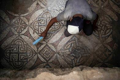 Gaza, agricoltore palestinese scopre per caso un raro mosaico antico