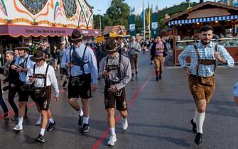 epa10189296 Visitors run during the opening of the 187th edition of the traditional Oktoberfest beer and amusement festival in the Bavarian state capital of Munich, Germany, 17 September 2022. The Oktoberfest 2022 runs from 17 September to 03 October and several millions of visitors are expected from all over the world. The event resumes after being canceled for two years in a row due to the coronavirus pandemic.  EPA/CHRISTIAN BRUNA