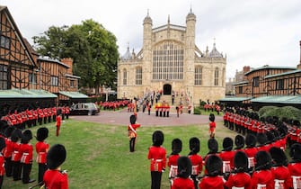 The Bearer Party take the coffin of Queen Elizabeth II, from the State Hearse, into St George's Chapel inside Windsor Castle on September 19, 2022, for the Committal Service for Britain's Queen Elizabeth II. (Photo by RICHARD POHLE / POOL / AFP) (Photo by RICHARD POHLE/POOL/AFP via Getty Images)