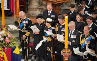 LONDON, ENGLAND - SEPTEMBER 19: King Charles III, Camilla, Queen Consort, Princess Anne, Princess Royal, Prince Harry, Duke of Sussex and Meghan, Duchess of Sussex, during the State Funeral of Queen Elizabeth II at Westminster Abbey on September 19, 2022 in London, England.  Elizabeth Alexandra Mary Windsor was born in Bruton Street, Mayfair, London on 21 April 1926. She married Prince Philip in 1947 and ascended the throne of the United Kingdom and Commonwealth on 6 February 1952 after the death of her di lei Father di lei, King George VI.  Queen Elizabeth II died at Balmoral Castle in Scotland on September 8, 2022, and is succeeded by her eldest son di lei, King Charles III.  (Photo by Dominic Lipinski - WPA Pool / Getty Images)